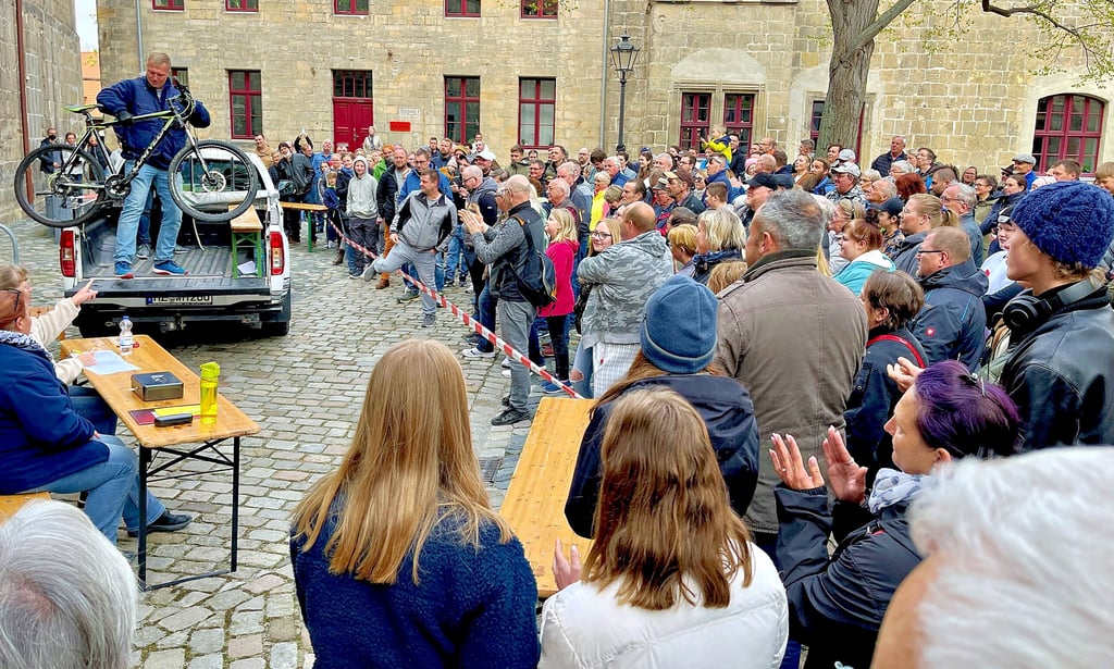 Nach zwei Jahren Corona-Pause herrscht bei der Fundsachen-Versteigerung auf Halberstadts Petershof Auktionsfieber.