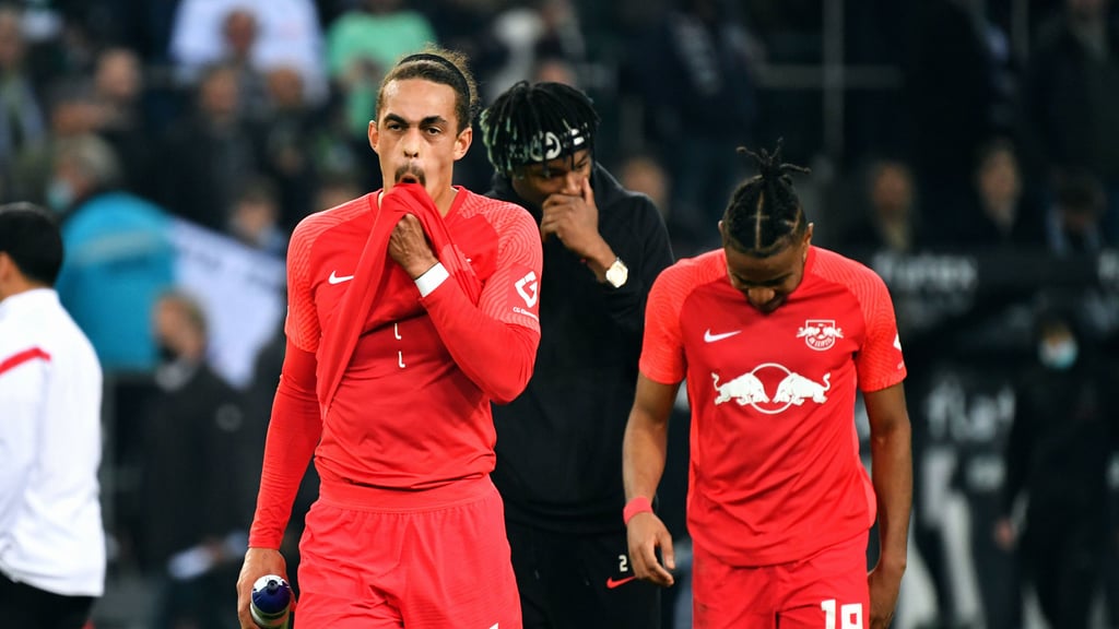 Lange Gesichter bei RB Leipzig: Yussuf Poulsen, Mo Simakan und Christopher Nkunku nach der Niederlage in Gladbach.