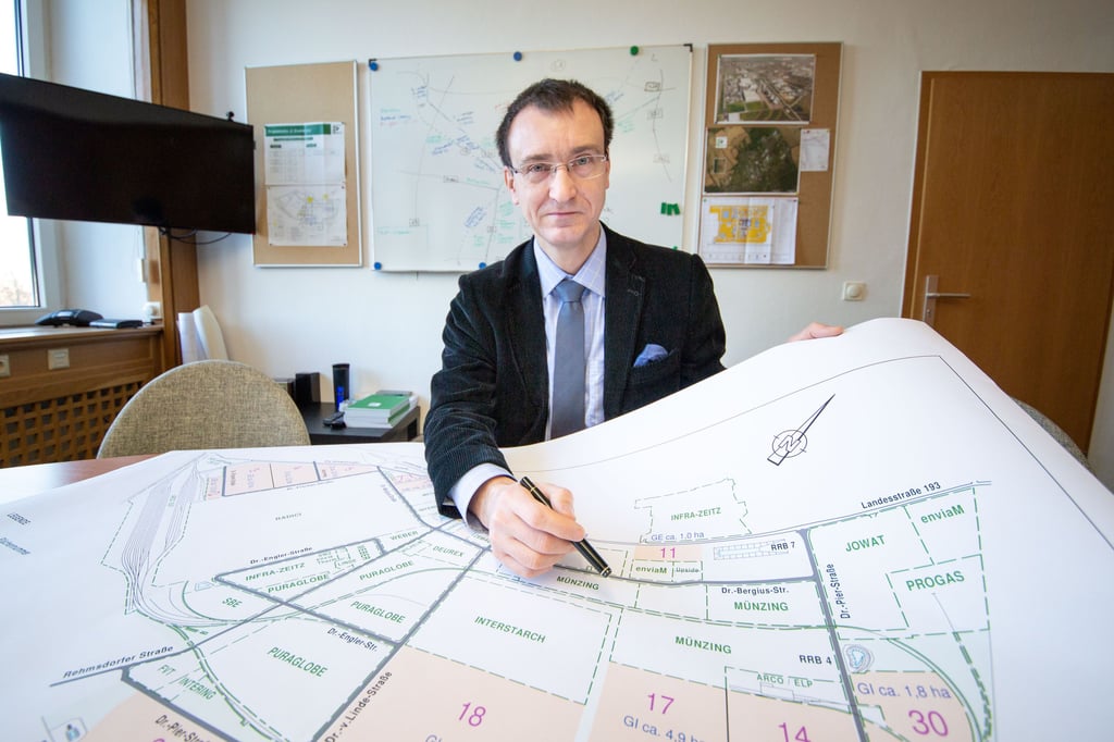 Arvid Friebe zeigt in seinem Büro im Chemie- und Industriepark Zeitz auf den Plan. Ganz rechts am Kartenrand soll die Anlage zur Verbrennung von Klärschlamm enstehen.