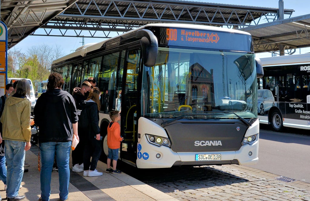 Die Linie 900 ist eine sogenannte landesbedeutsame Linie. Sie verbindet Stendal mit dem Elb-Havel-Land. Die Busse halten unter anderem in Tangermünde, Schöhausen und Klietz.