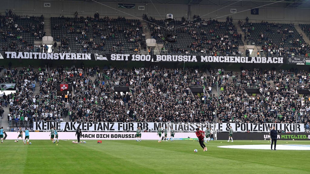 Die Gladbach-Fans, die gekommen waren, protestierten mit einem Banner, Trillerpfeifen und einem Stimmungsboykott gegen RB Leipzig.