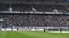 Die Gladbach-Fans, die gekommen waren, protestierten mit einem Banner, Trillerpfeifen und einem Stimmungsboykott gegen RB Leipzig.
