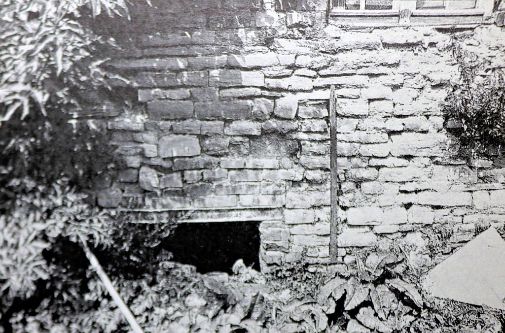 Seit 1990 Jahren ungeklärt: Wurde Michel Obenauff durch das geöffnete Kellerfenster in Eickendorf gestoßen oder ist er gestürzt?