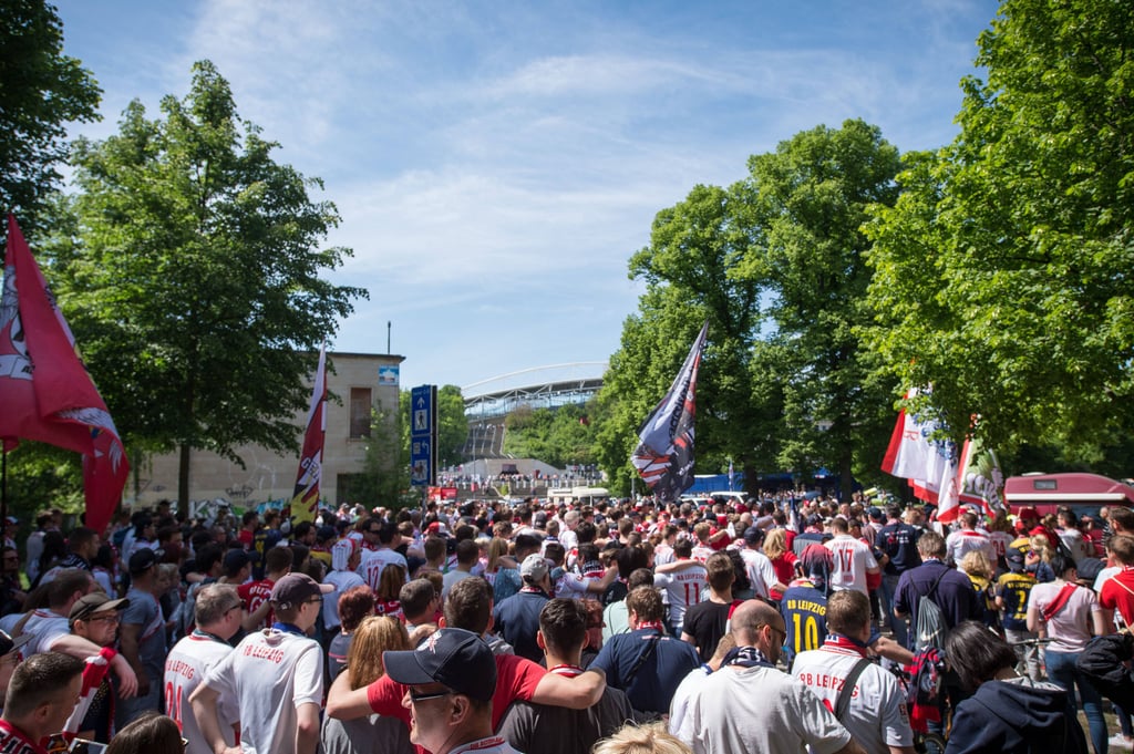 Die Leipziger Fans beim Marsch zum Stadion (2018).