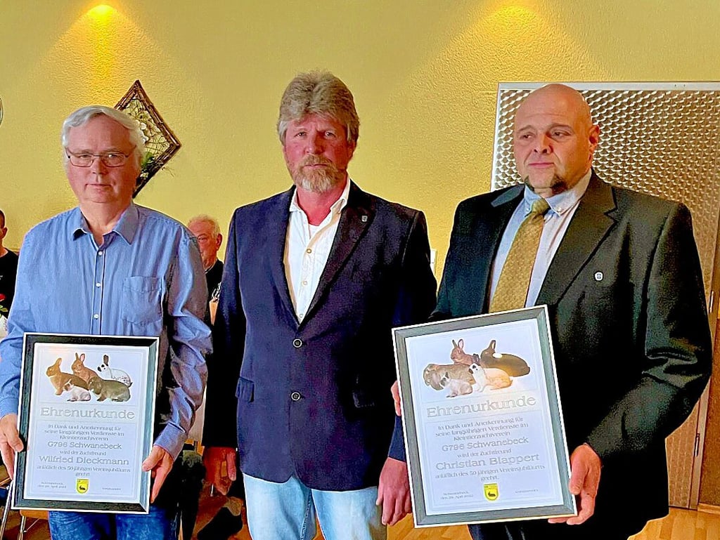 Zum Vereinsjubiläum wurde Wilfried Dieckmann vom Vorsitzenden Herbert Schütze ebenso geehrt wie Christian Blappert (von links).