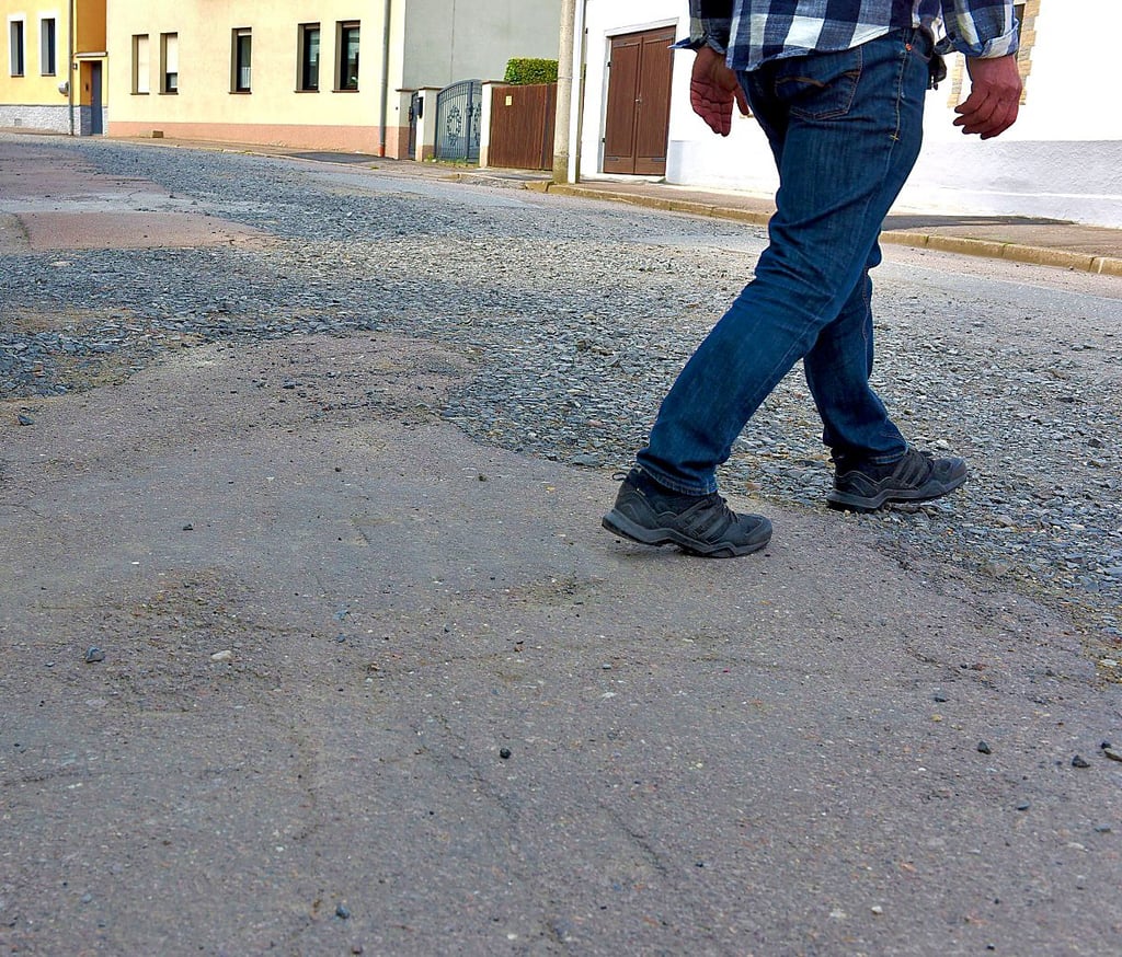 Die Fleischerstraße: mal Schotter, mal Asphalt.