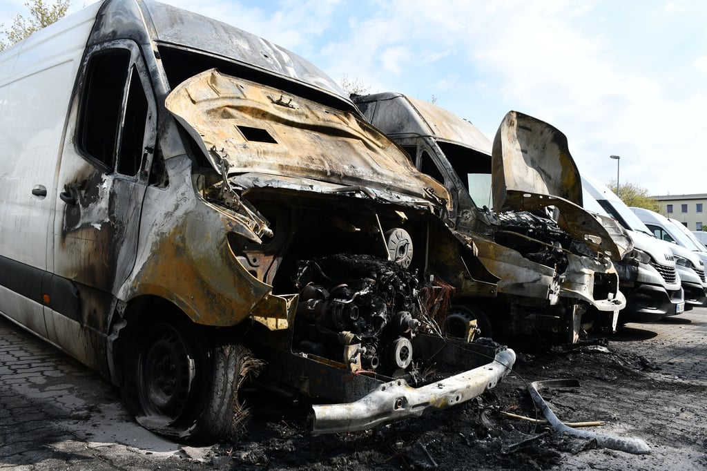 Vier Transporter sind am Dienstag in Magdeburg in Brand geraten.