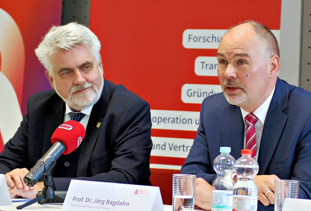 Wissenschaftsminister Armin Willingmann (li.) und Hochschulpräsident Jörg Bagdahn stellen das neue Bauprojekt vor.
