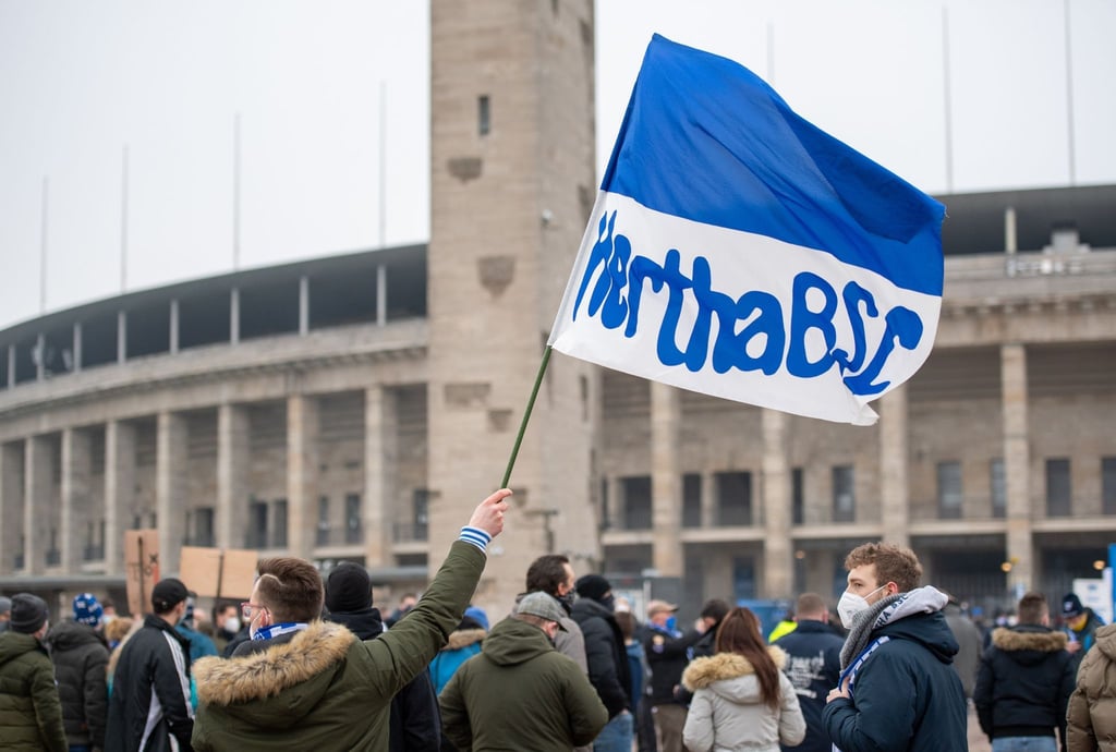 Hertha Fans versammeln sich vor dem Olympiastadion.
