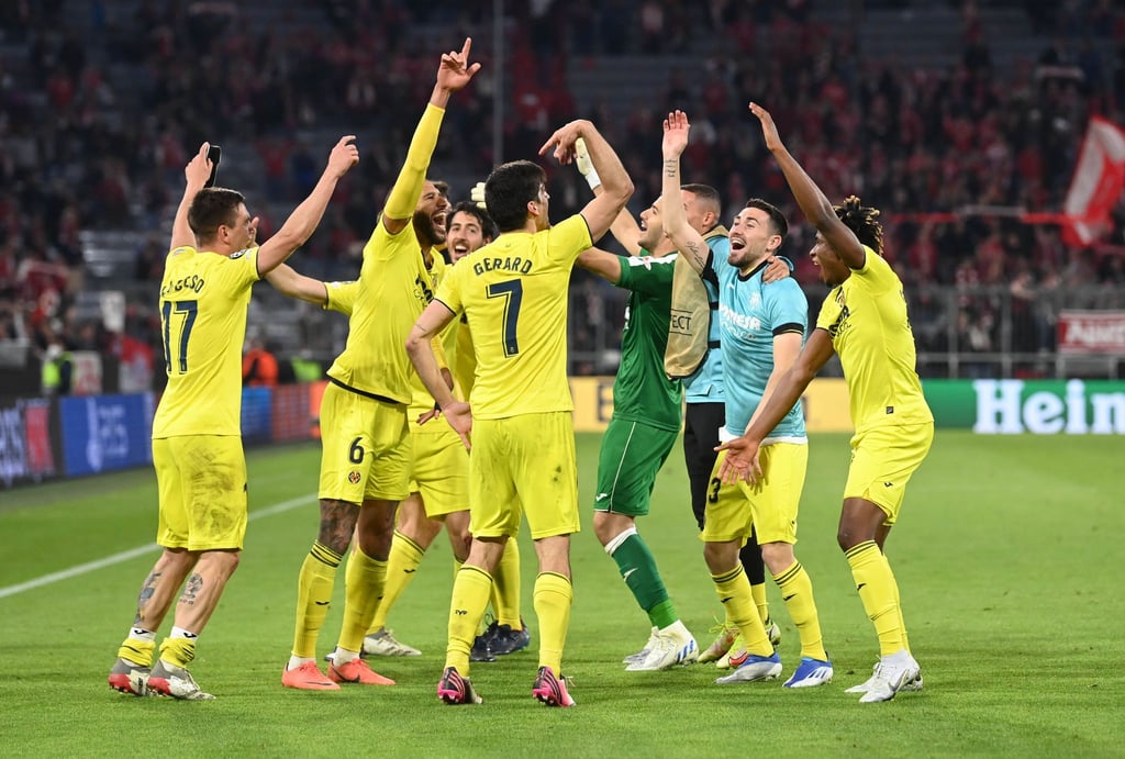Der FC Villarreal hat Bayern München im Viertelfinale besiegt: Die Spieler feiern den Erfolg.