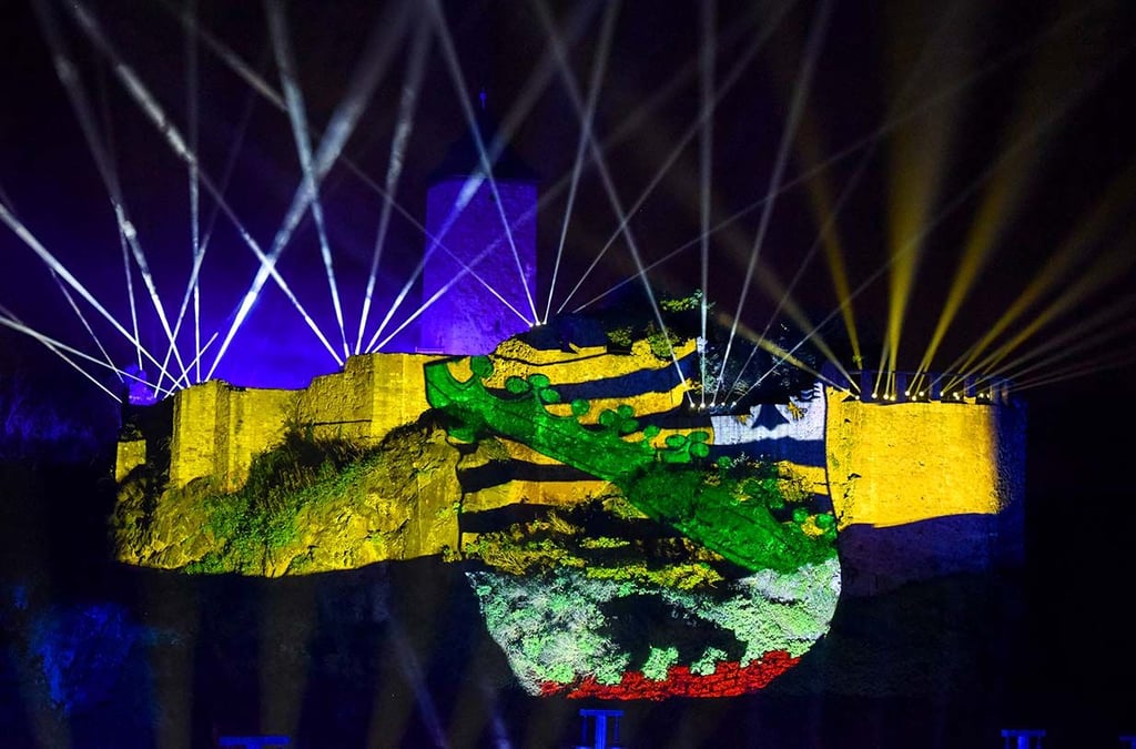 Highlight der Einheitsfeier in Halle: Die Drohnen- und Lasershow an der Burg Giebichenstein.