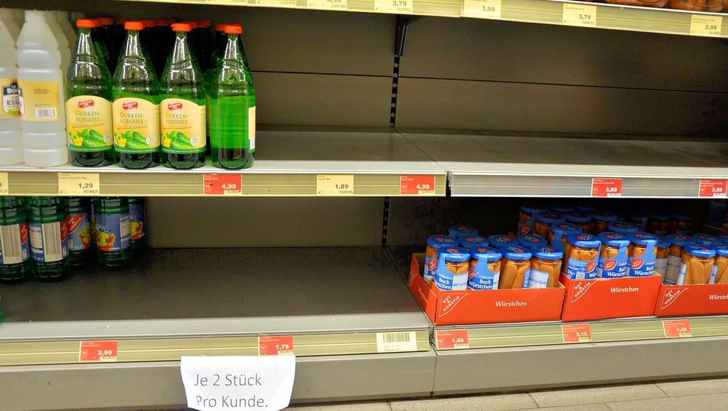 Hamstern unerwünscht: Im Edeka Schadewachten in Stendal dürfen Kunden nur „haushaltsübliche Mengen“ Mehl kaufen.