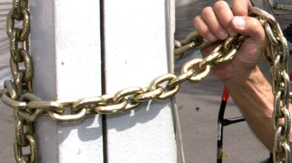 Zwei Umweltaktivisten, die sich zur Gruppe der sogenannten "Letzten Generation" bekennen, haben einen großen Schaden an einer Ölpumpe in Elbeu in der Börde angerichtet. Anschließend ketteten und klebten sich die Männer an ein Rohr, von dem sie mittlerweile entfernt wurden. Symbolbild: