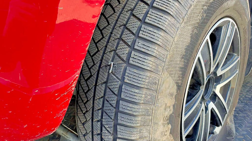 Eine eingefahrene Krampe an einem der drei Einsatzfahrzeuge der Rettungswache Blankenburg.