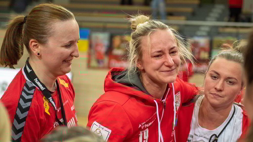 Halles Lea Gruber (m.) wird gegen Neckarsulm verletzt vom Feld begleitet.