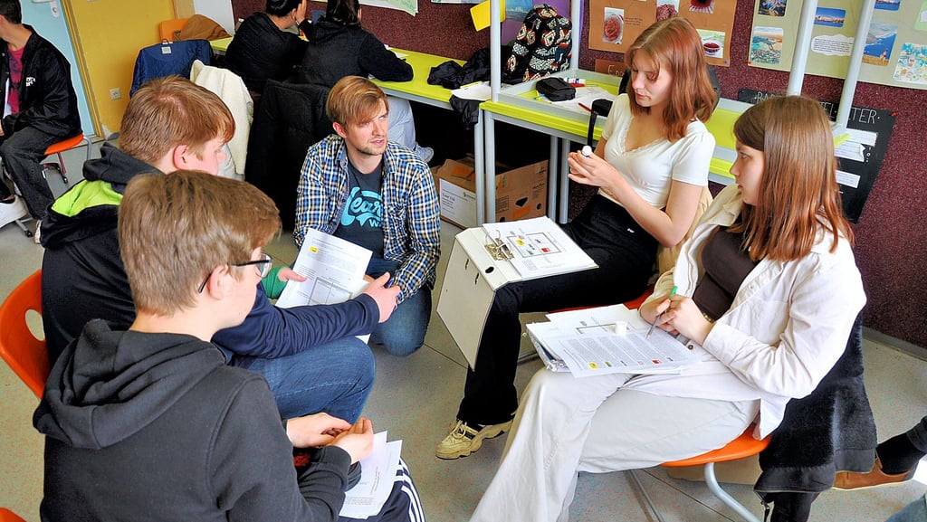 In kleinen Gruppen diskutieren die Schüler der 9 a der Lessing-Ganztagsschule in Salzwedel mit ihrem Lehrer Dorian Koberstein (Mitte) über politische Themen.