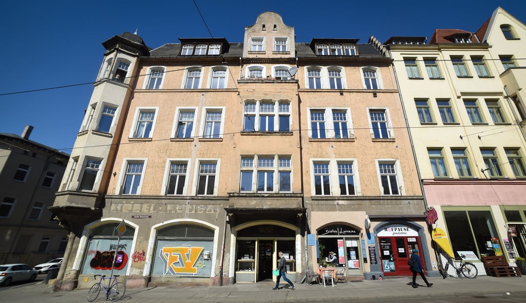 Besorgte Bewohner: Mieter des Hauses Große Steinstraße 34 befürchten, dass sie aus dem Haus gedrängt werden sollen.