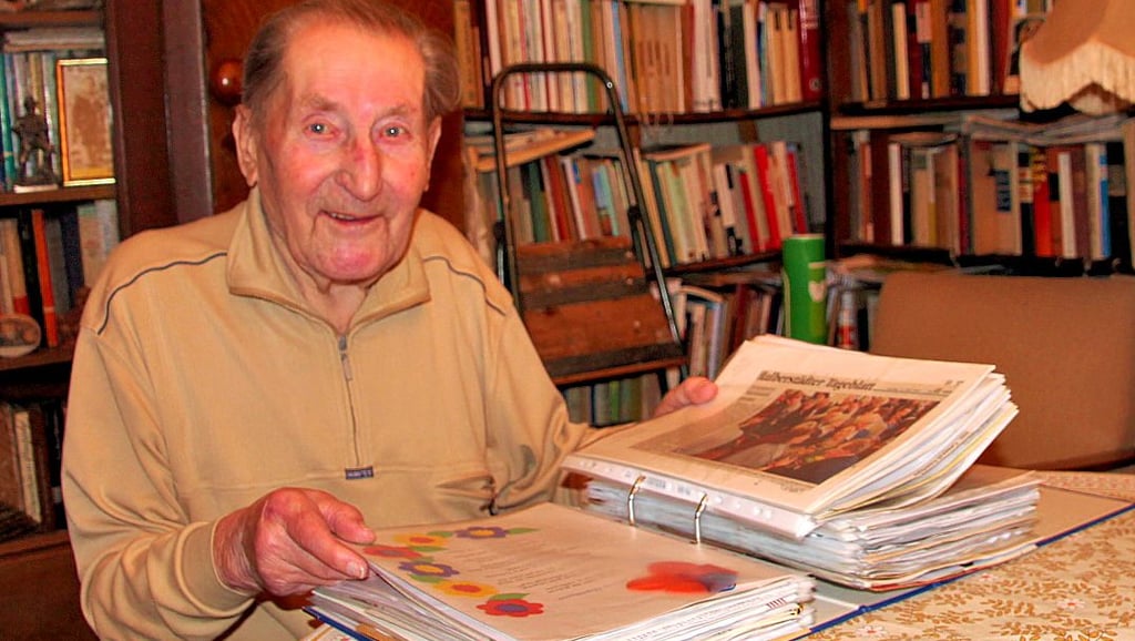 Werner Hartmann in seinem Arbeitszimmer, wo er die Manuskripte für unzählige Bücher, Broschüren und Zeitungsartikel sowie seine Vorträge zur reichen Geschichte der Domstadt verfasst hat.