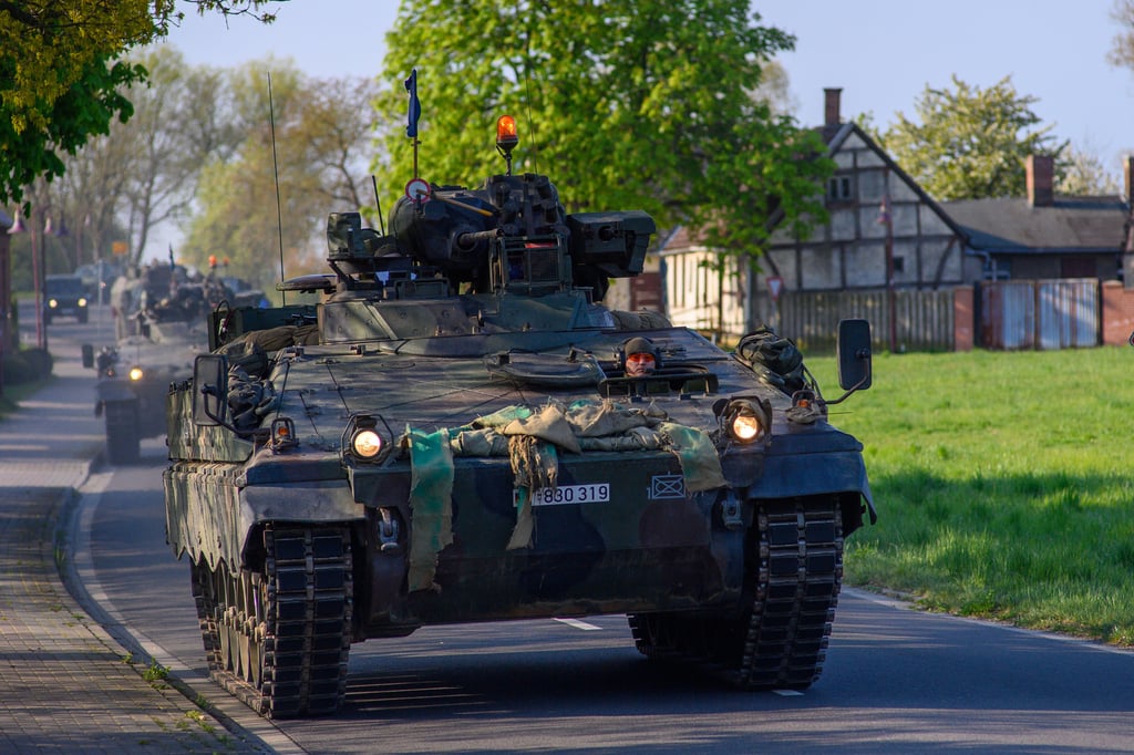 Schützenpanzer "Marder" fahren durch Storkau. Die Kettenfahrzeuge gehören zur Panzergrenadierbrigade 37 "Freistaat Sachsen" die zuvor mit Schwimmschnellbrücken über die Elbe gesetzt hatten.