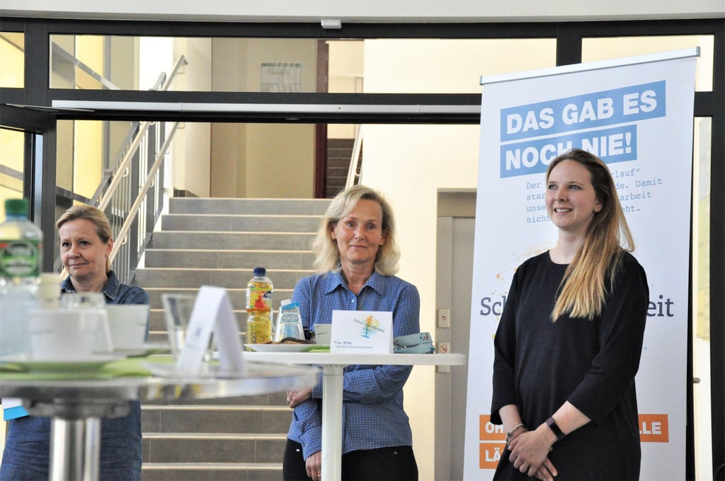 Birka Hübener (v.l.) von Netzwerkstelle im Landkreis Börde, Birgit Radtke, Schulleiterin der Grundschule "Am Heiderand" und Anika Wilke, Schulsozialarbeiterin an der Grundschule bei der Auftaktveranstaltung "Schulsozialarbeit läuft" in Samswegen.