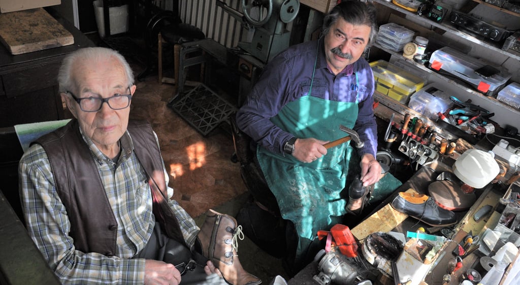 Willi und Gerhard Koschnitzke in ihrer Schuhmacherwerkstatt in Genthin.