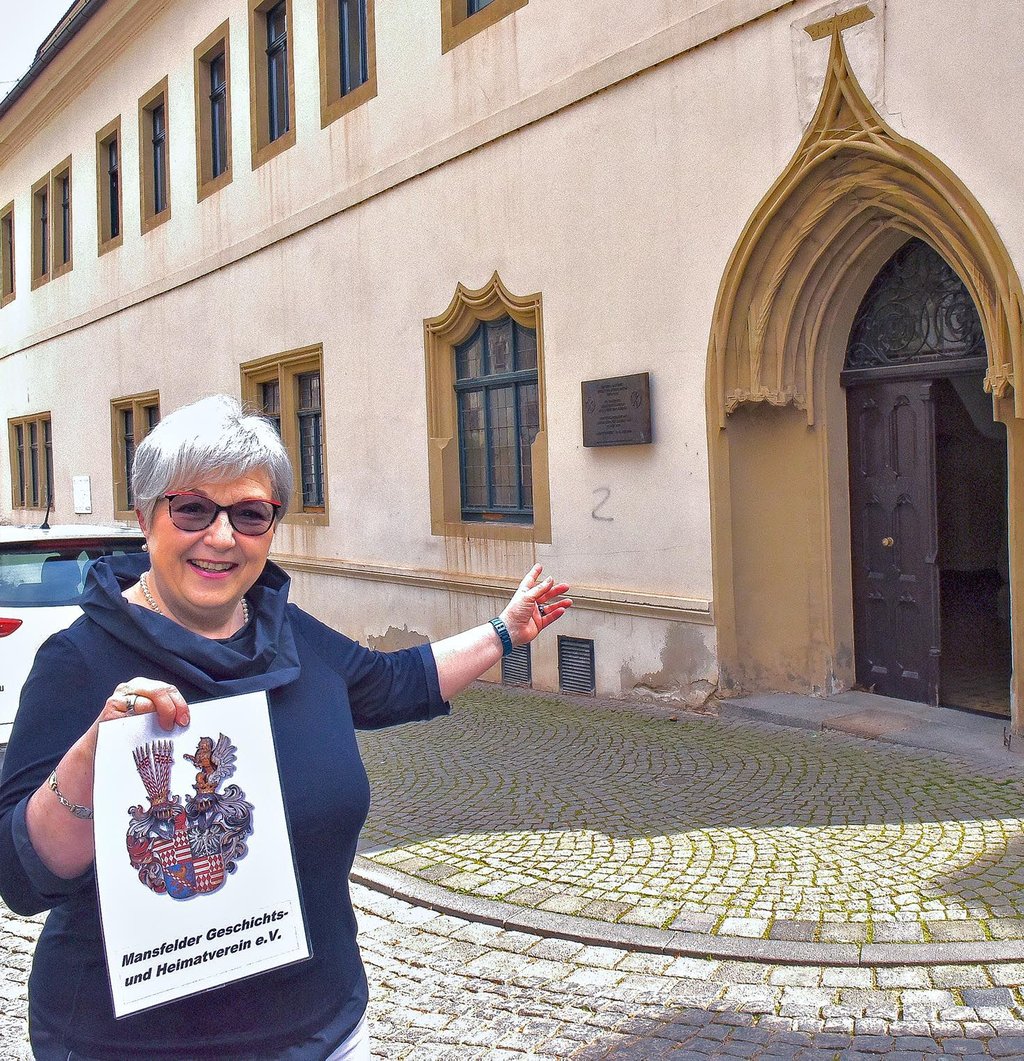 Vorsitzende Ute Klopfleisch vor dem Stadtschloss. Am Portal soll noch ein Schild angebracht werden.
