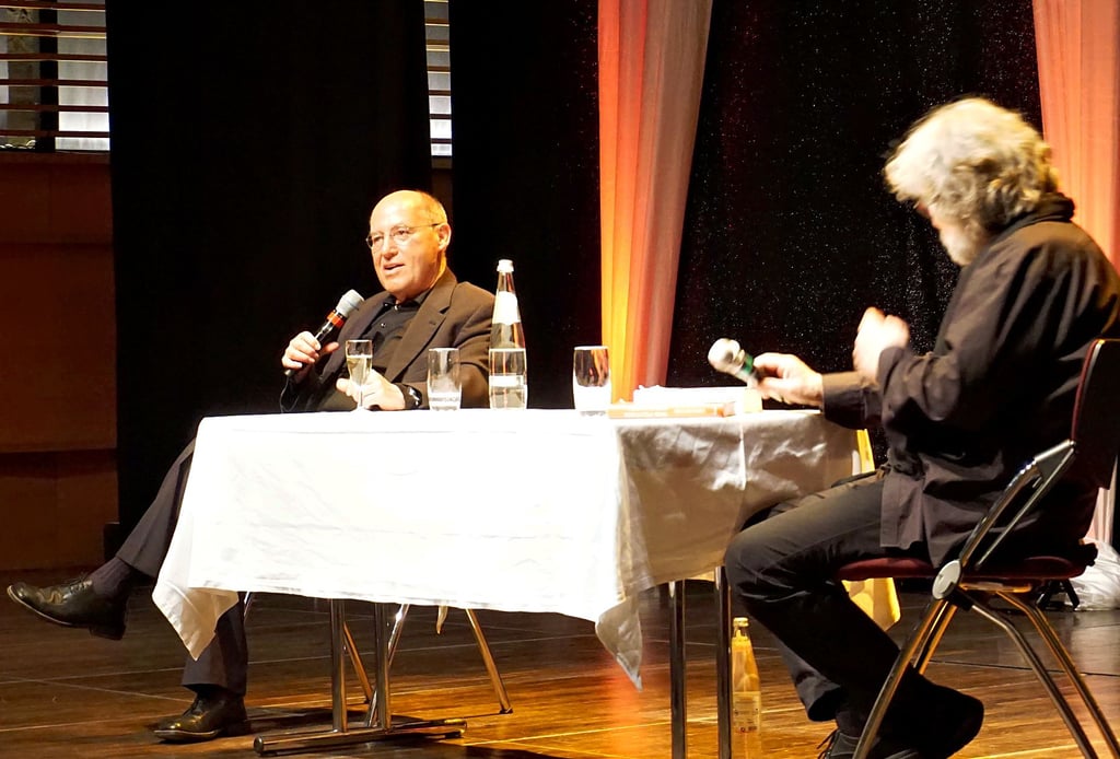 Politische Beobachtungen und persönliche Anekdoten berichteten Gregor Gysi (li.) und Hans-Dieter Schütt im Stil eines linken Kabaretts.
