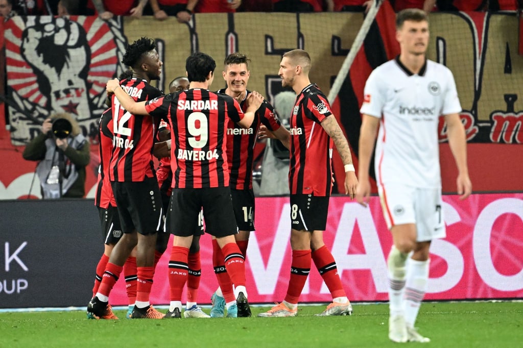 Leverkusens Spieler feiern das 2:0 gegen Eintracht Frankfurt.