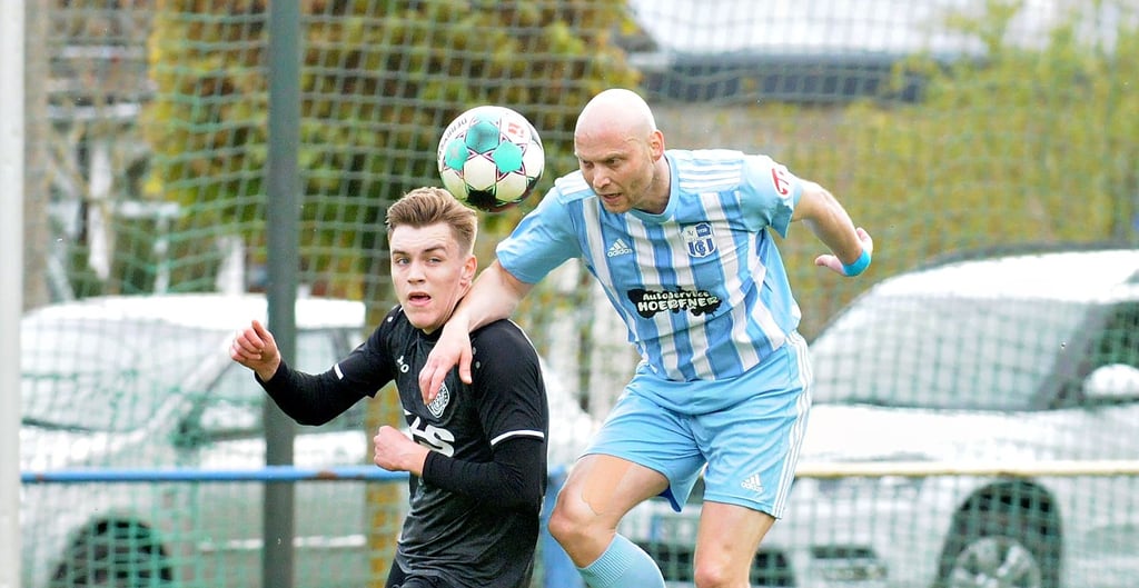 Schönhausens Etienne Elling (links) hat hier gegen Gladigaus Stefan Schulz zwar das Nachsehen, er gewann aber mit seiner Mannschaft am Ende verdient mit 2:0 das Spitzenspiel.