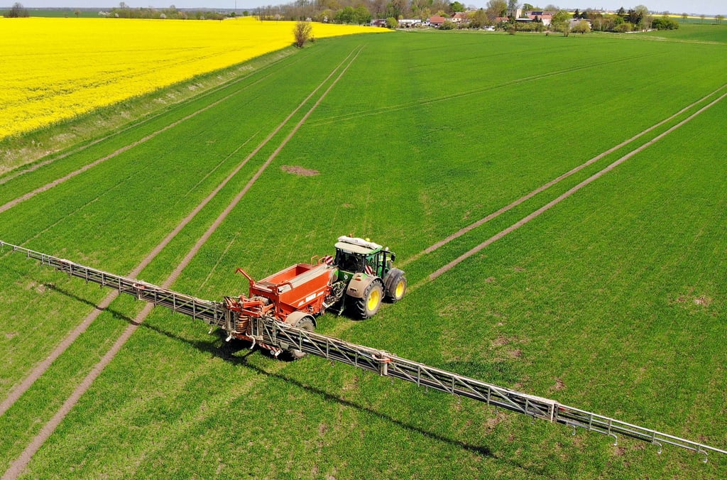 Ein Traktor mit Düngerstreuer (Arbeitsbreite 36 Meter) der APH Hinsdorf ist unterwegs auf einem Winterweizenfeld zwischen Elsdorf und Klietzen. Am Steuer des John-Deere-Traktors sitzt Frank Schröter.