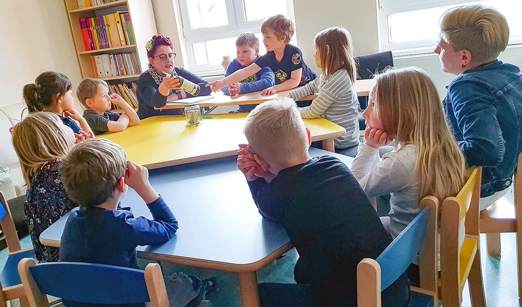 Bierflaschen, Scherben, Kippen - auch auf Spielplätzen lauern derartige Gefahren. Ulrike Neuhaus macht die Mädchen und Jungen darauf aufmerksam.