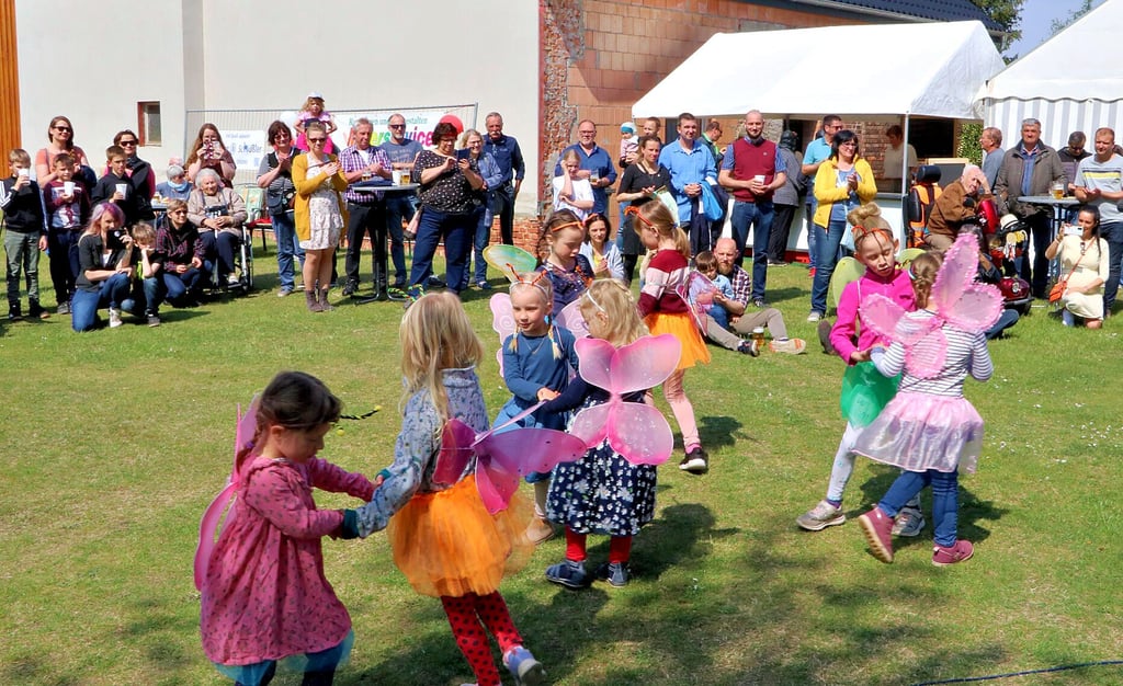 Mädchen und Jungen aus der Kindertagesstätte „Birkengrund“ gestalteten auf der Wiese hinter der „Weintraube“ ein Frühlingsprogramm.
