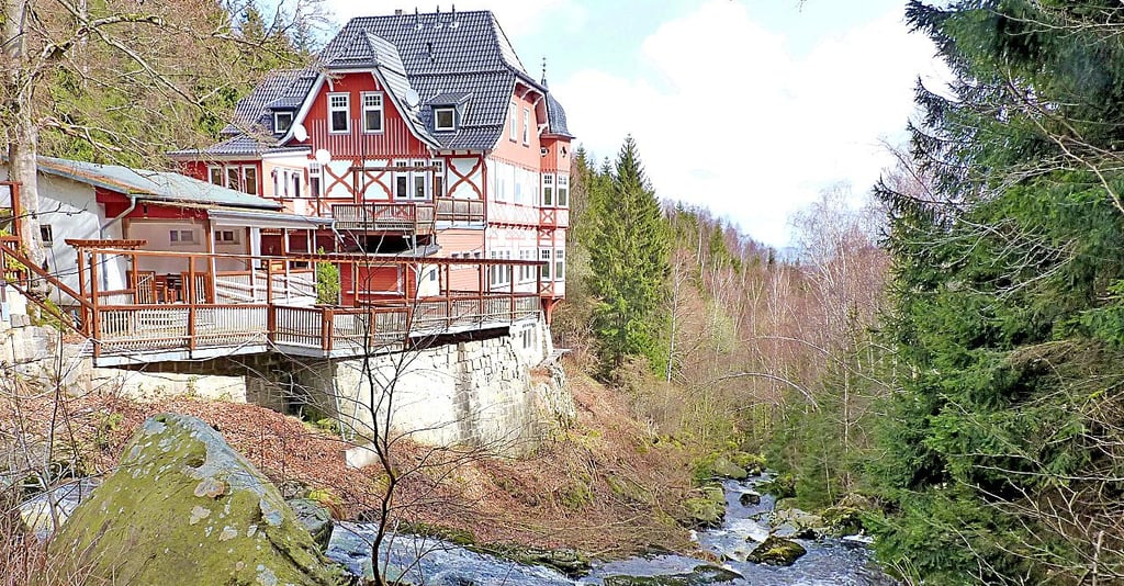 Das Waldgasthaus Steinerne Renne thront über einem Wasserfall der Holtemme bei Wernigerode.
