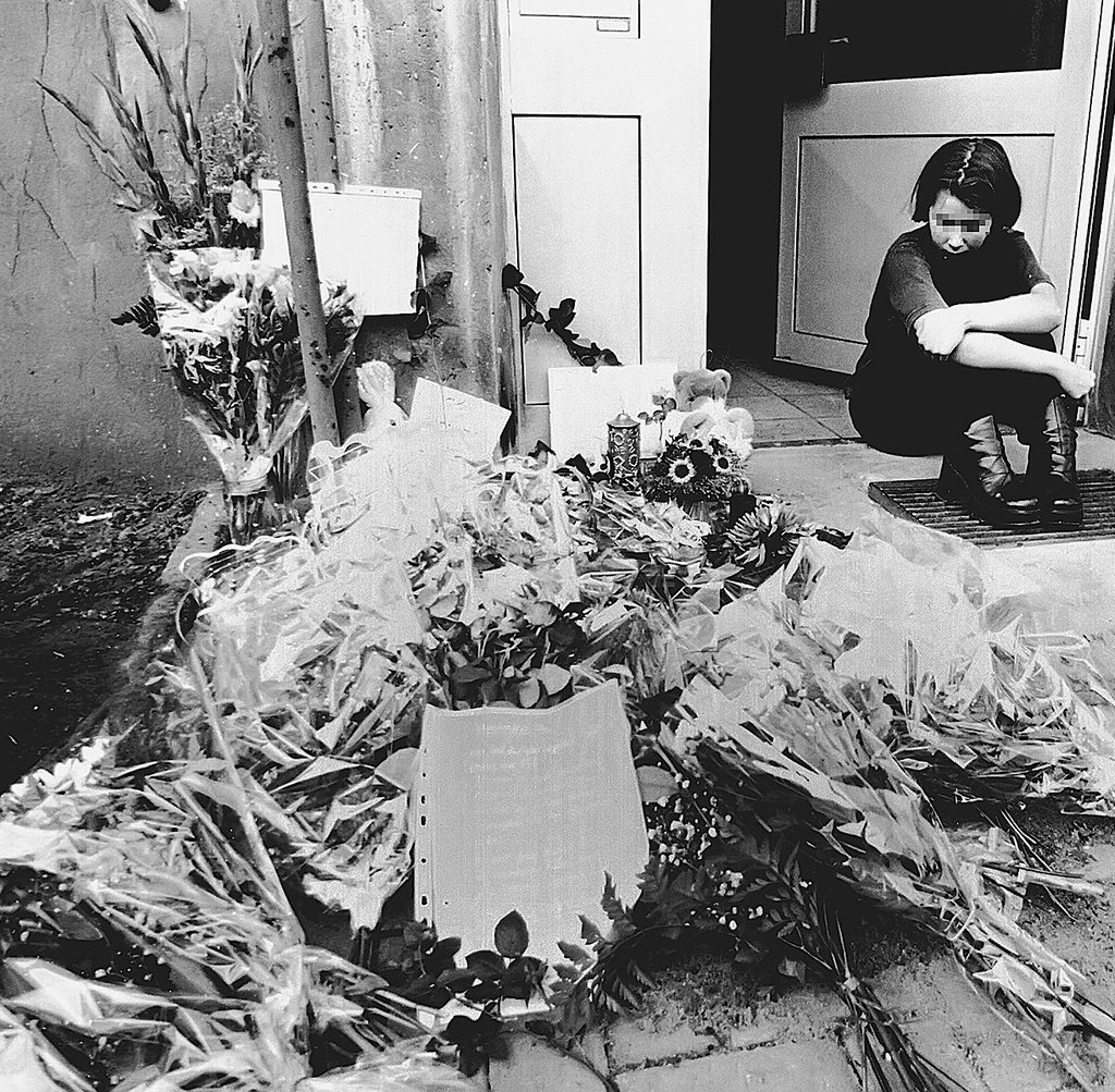 Nach dem bis heute ungeklärten Mord legten Freunde Anjas an der Haustür in Aschersleben, vor der die 16-Jährige starb, Blumen und kleine Geschenke nieder.