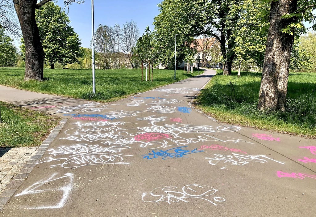 Schmierereien ohne Ende: So sieht es am Weg zum Bahnhof in Zeitz aus.