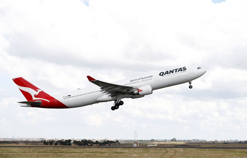 Ein Flugzeug von Quantas Airways hebt vom Flughafen in Melbourne ab.
