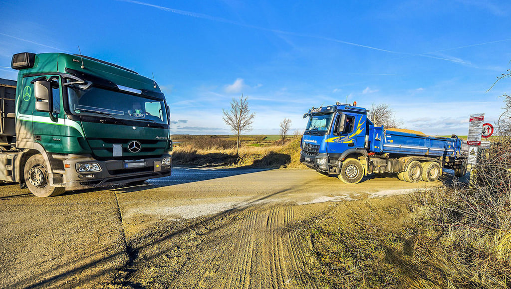 Zu den Kalksteinbrüchen sind täglich zahlreiche Lkw unterwegs - sehr zum Missfallen der Bewohner von Farnstädt und Alberstedt.