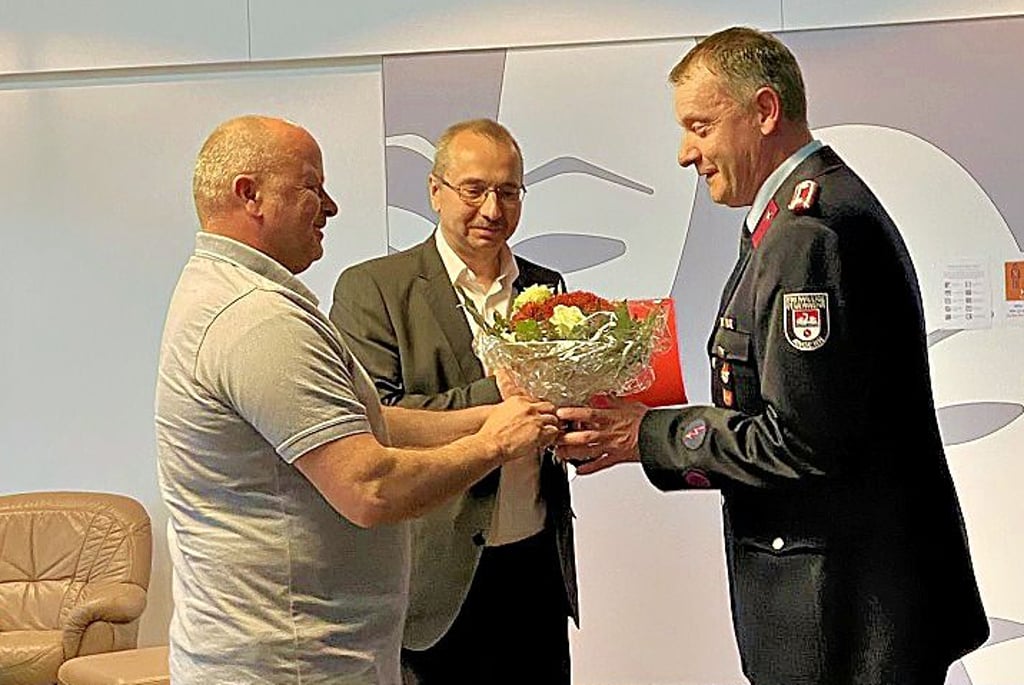 Als Jugendwart der Verbandsgemeindefeuerwehr ist Maik Schröder (rechts) verabschiedet worden.