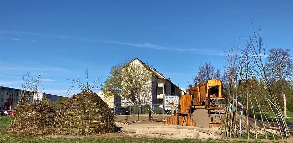 Die neuen Weidenhütten auf dem Spielplatz Ackerstraße.