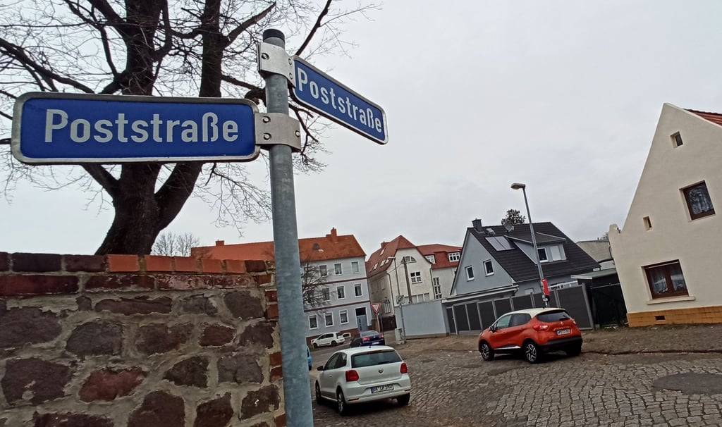 Die sanierungsbedürftige Poststraße in Alt-Olvenstedt wird ab Juni erneuert und bekommt neben neuen Gehwegen auch Parknischen..