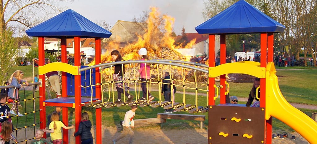 Das Maifeuer auf dem Festplatz in Glindenberg war riesig, ebenso die Zahl der Besucher. Während Erwachsene nach Getränken anstanden, eroberten die Kinder den Spielplatz.