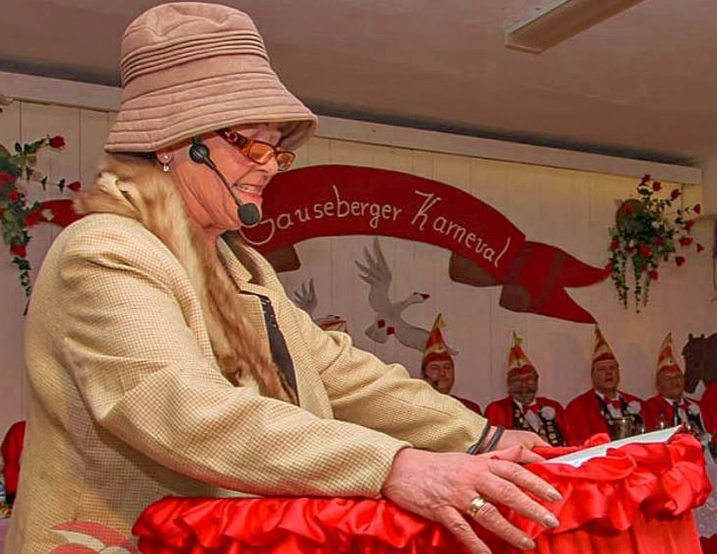 Ingrid Schrader, hier als Helga Hahnemann an der Bütt des Gutensweger Karnevalsvereins, wird 70 Jahre alt.