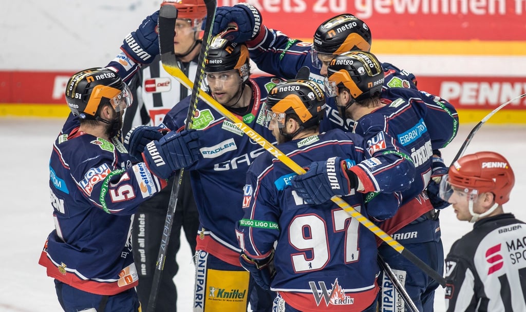 Dominik Bokk (2.v.l.) von den Eisbären jubelt mit Teamkollegen nach seinem Treffer zum 2:1 gegen die Münchner.