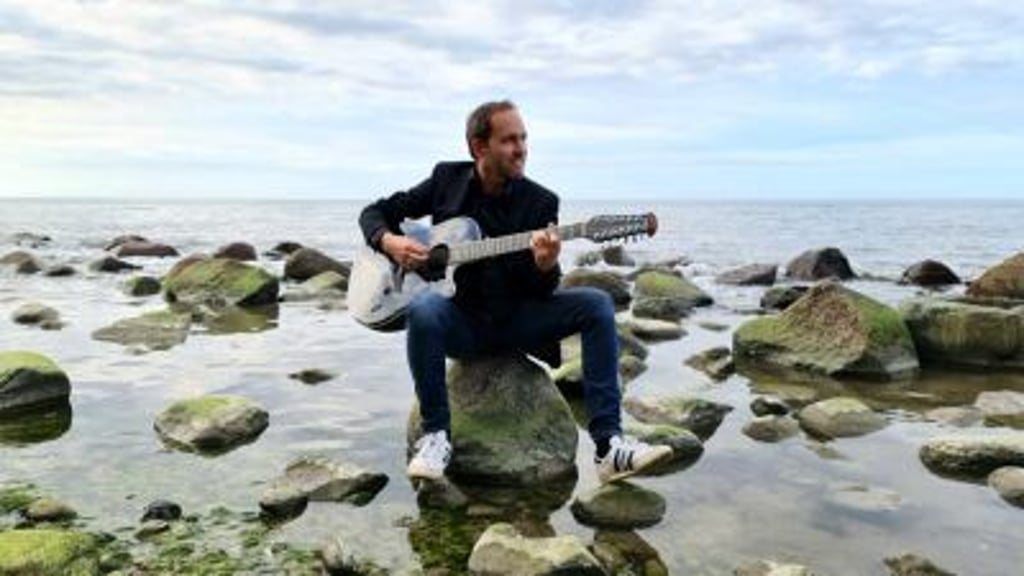 Sänger Manuel Richter aus Magdeburg drückt seine musikalische Leidenschaft mit der Gitarre aus.