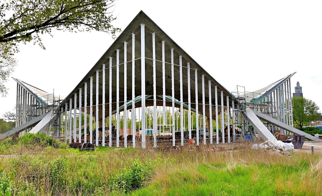 Die Magdeburger Hyparschale wird saniert. Das Dach ist erneuert. Jetzt geht es um die Fassade und um den Innenausbau. Nur: Das ganze Unterfangen wird teurer und später fertig als geplant.