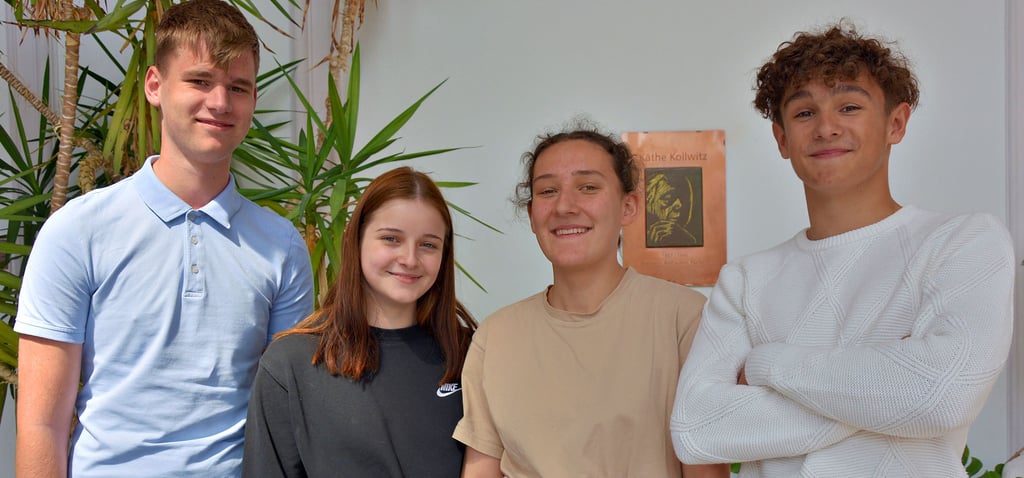 Tim Kalabuch, Alina Moritz, Maria Hülsen und Leonard Benser (von links) lernen mit ihren Mitschülern der Klasse 11b des Kollwitz-Gymnasiums gerade so einiges außerhalb der Lehrpläne.