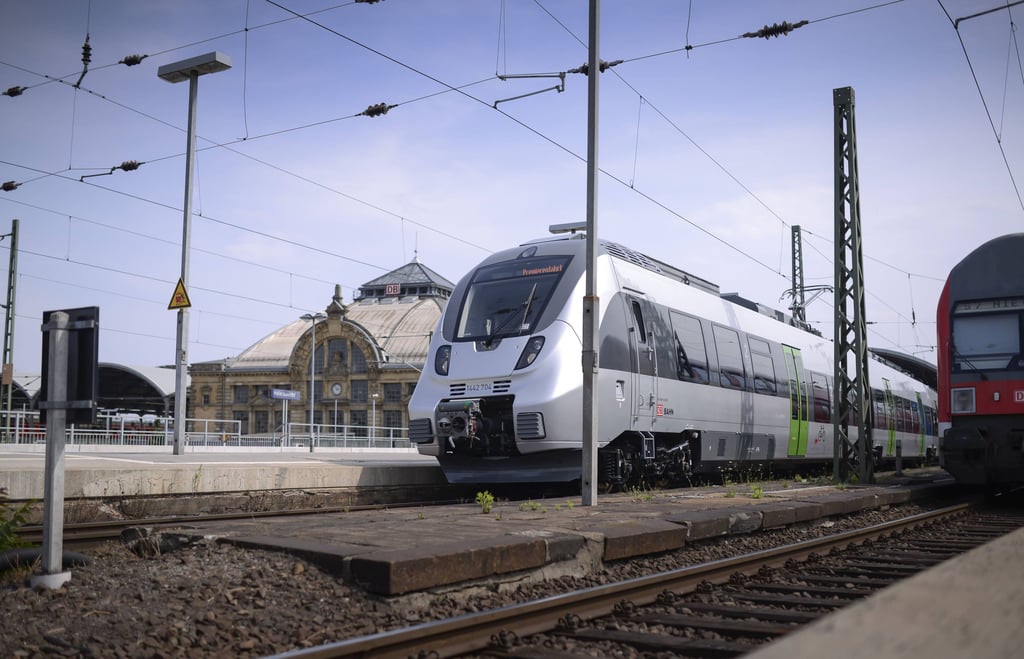 S-Bahn in Halle. Der Neustart des Netzes wird um ein Jahr auf Dezember 2026 verschoben.