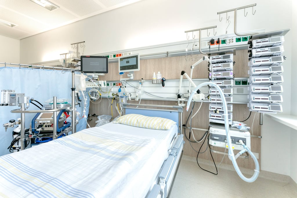 Ein leeres Intensivbett im Krankenhaus (Symbolbild)