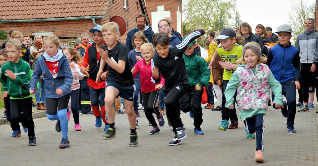 Der Startschuss für den 800-Meter-Lauf ist gefallen. Mädchen und Jungen im Alter von sieben bis zehn Jahren begeben sich auf den Weg Richtung Groblebens Dorfstraße.