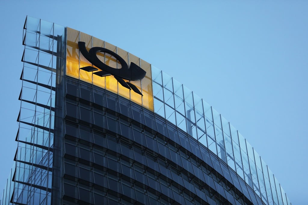 Das Logo der Post am Post-Tower, dem Unternehmenssitz der Deutsche Post DHL Group in Bonn.